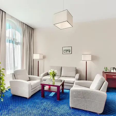 Atrium 4*